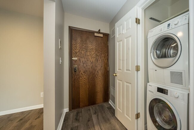 Building Photo - Two Bedroom, 2 Bath Creve Coeur Condo