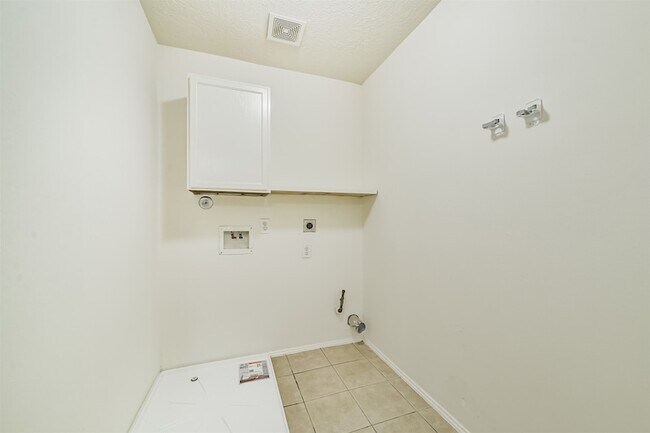 Building Photo - 33318 Cottonwood Bend