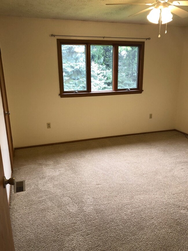 Maste Bedroom - 2 Closets - 3557 Brodhead Rd