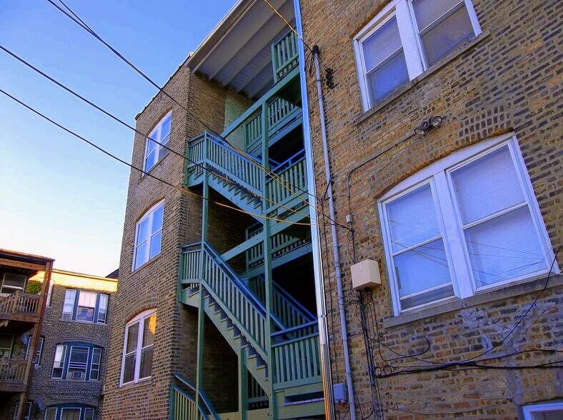 Back of building has porch space - 3508 W Dickens Ave