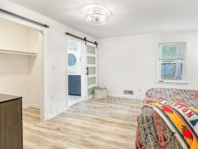 Building Photo - 651 Inglis Dr S E