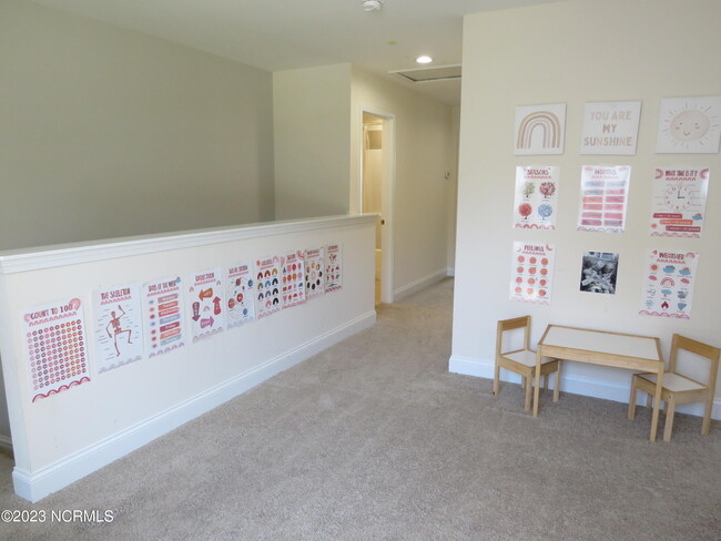 Building Photo - 425 Palisades Dr