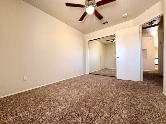 Building Photo - Beautiful 3 bedroom 2.5 bathroom in Antelope!