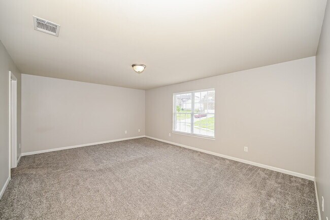 Building Photo - 167 Lyndhurst Dr
