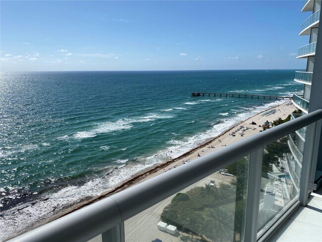 Building Photo - 17121 Collins Ave