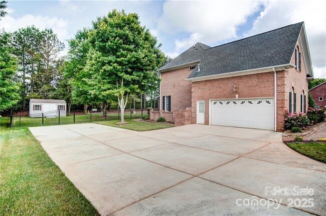 Building Photo - 8005 Weddington Downs Dr