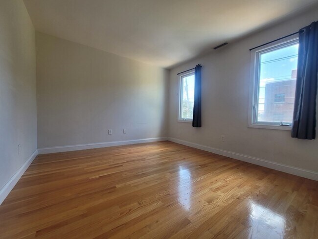 Building Photo - 3 Raymond St