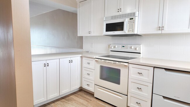 Building Photo - 4640 Lucerne Lakes Blvd W