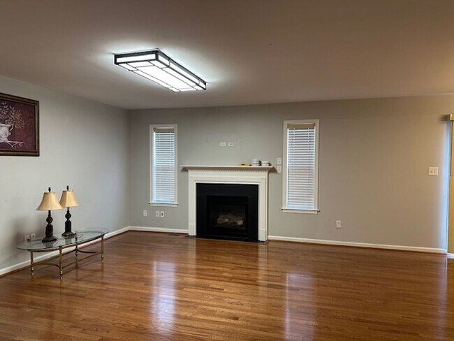 Building Photo - 1841 Vista Dr