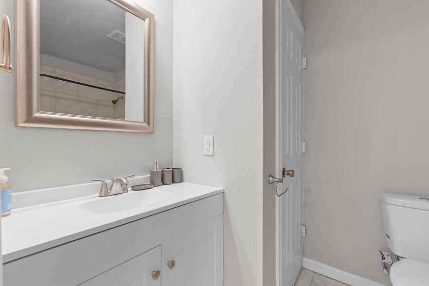 Building Photo - 1004 E Powell Ave