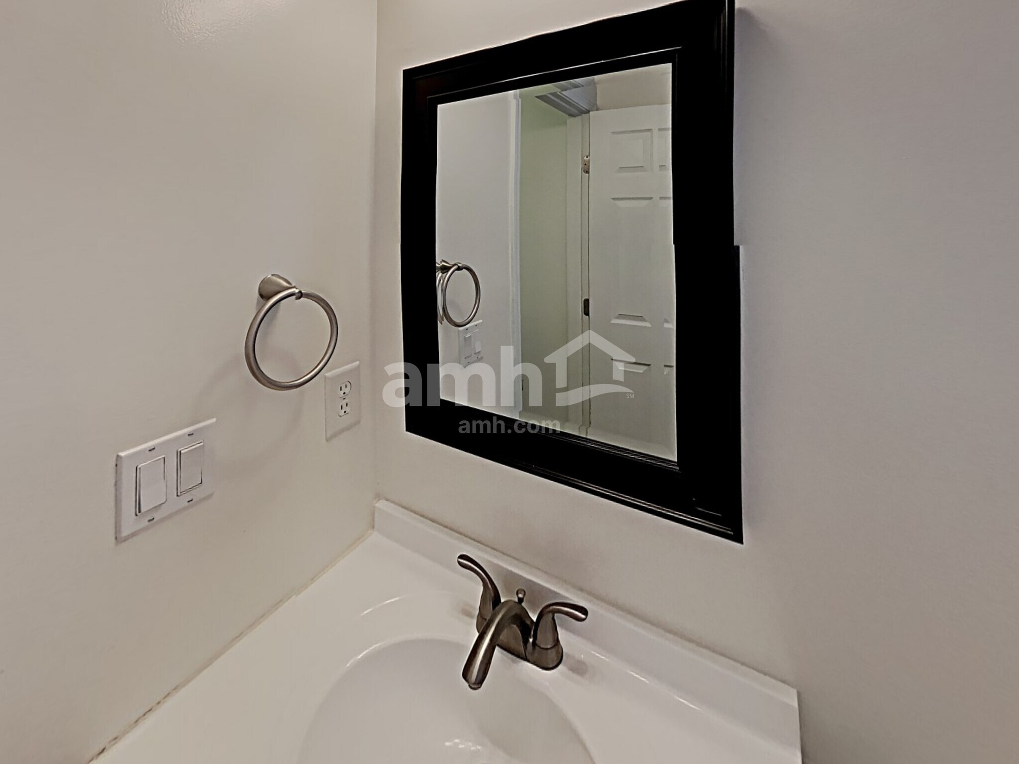 Building Photo - 325 Balaban Cir