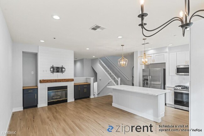 Building Photo - 3 br, 2.5 bath Townhome - 1052 Green Stree...
