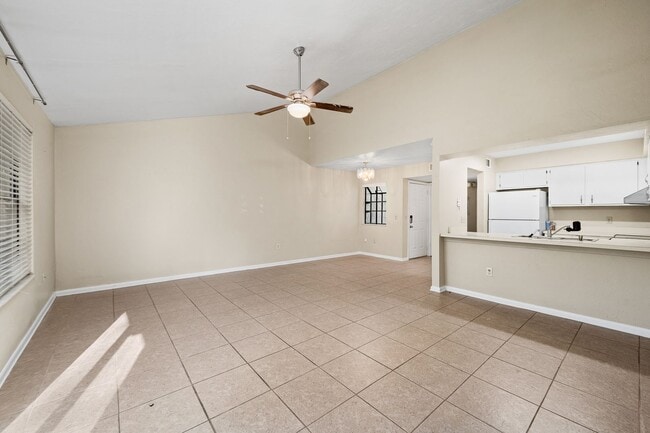 Building Photo - Spacious 3/2 Townhome in Highly Sought-After Marchwood – Available Now!