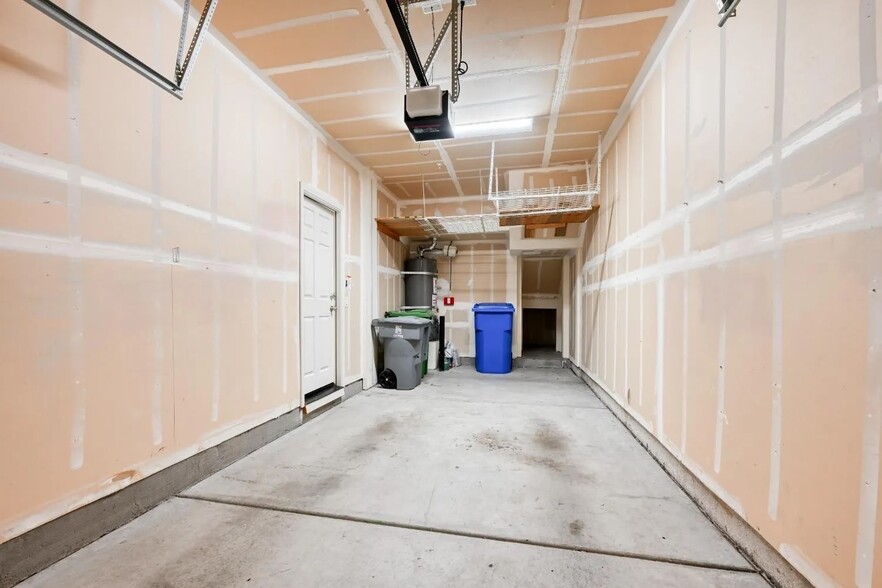 Tandem Garage/Storge - 153 Barnhill Dr