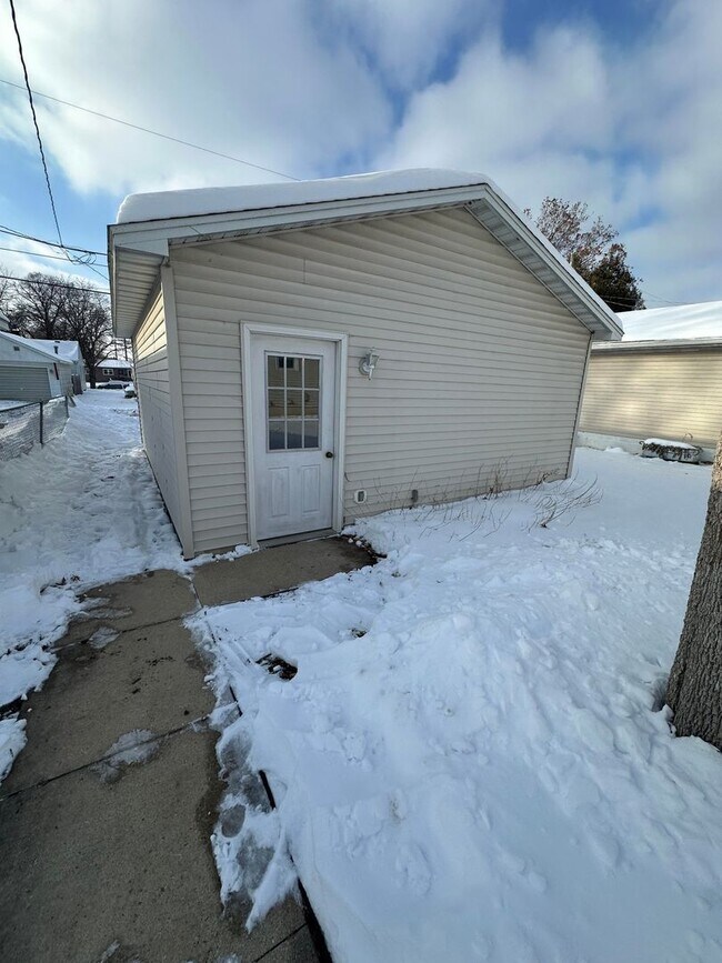 Building Photo - 3 Bedroom Updated house!  Two Stall Garage