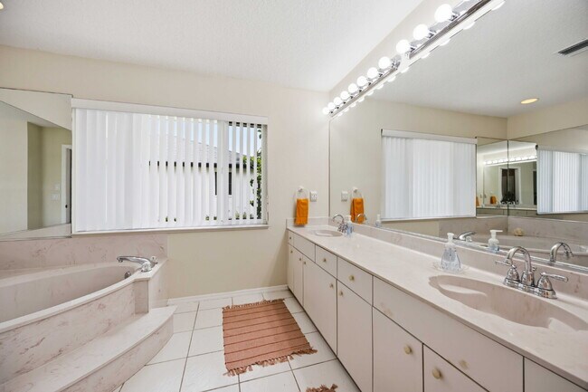 Building Photo - "Spacious 3-Bedroom Retreat with 2 Full Baths in Rotonda West Pinehurst!"