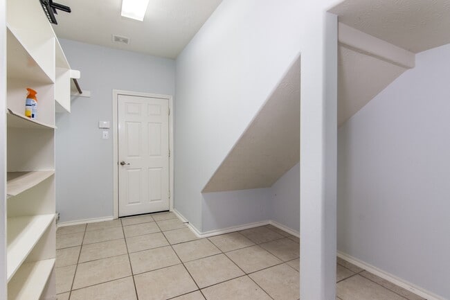 Building Photo - 22015 Field Green Dr