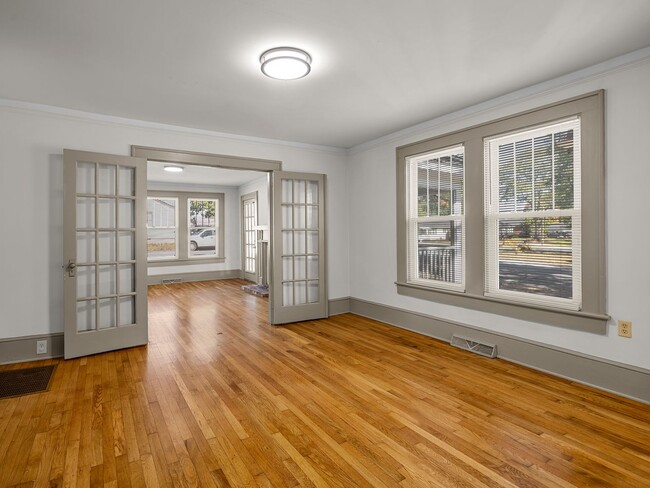 Building Photo - Spacious 3 BR, 2 BA Home, Screened Porch w...