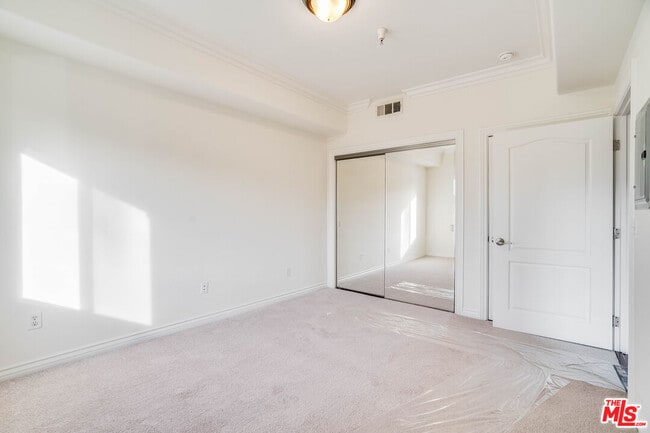 Building Photo - 3328 Oakhurst Ave