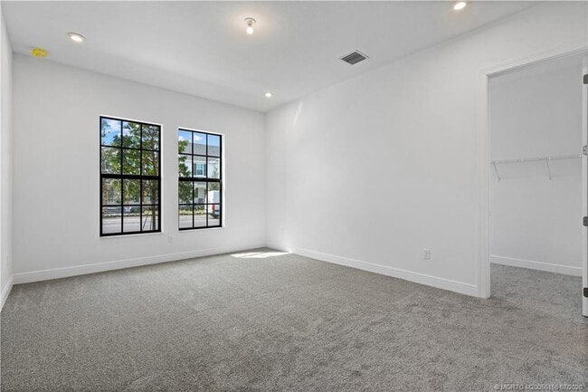 Building Photo - 870 SW Newfield Ave