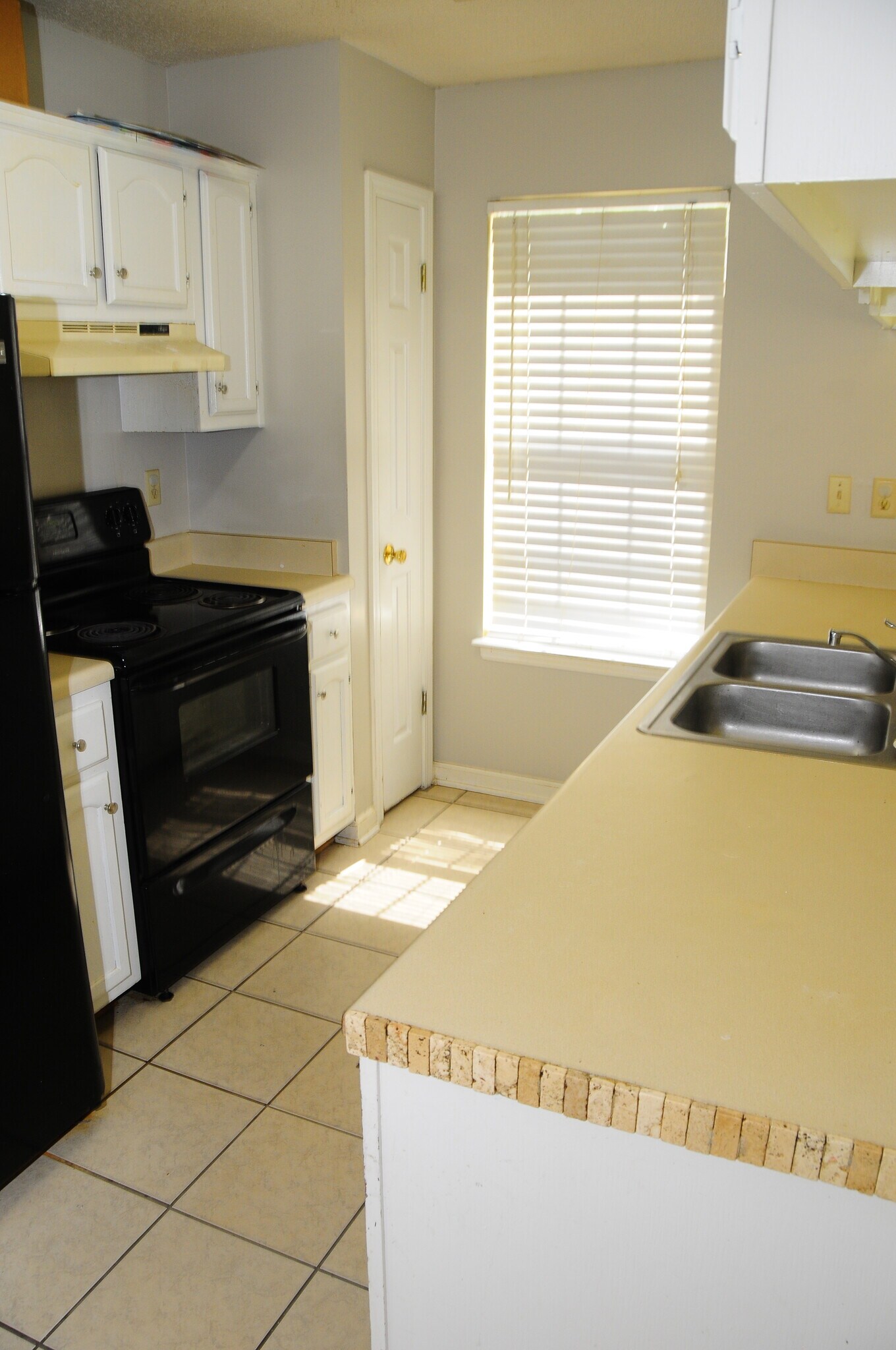 Kitchen - 6899 Lagrange Cir S