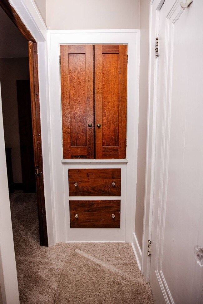 Building Photo - Three bedroom one bath home available for rent located in Library Disctrict West Toledo!