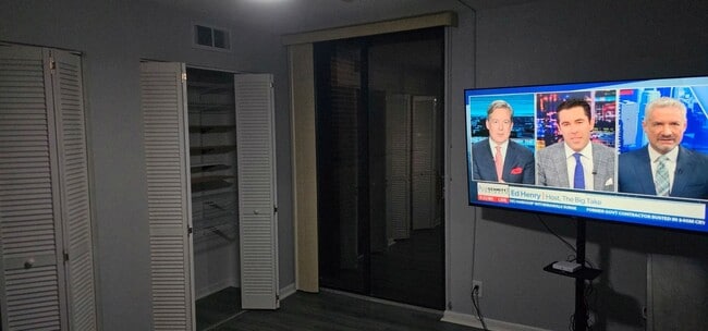 Building Photo - Riverfront Community Resort Style 2/2 Condo