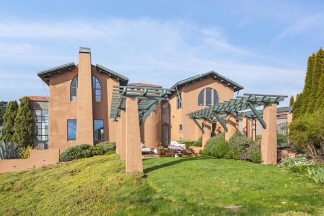 Building Photo - Luxury Living Above The Bay -- Iconic views!
