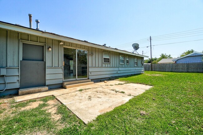 Building Photo - Nice 4 Bed 1.5 Baths Located near Tinker Diagonal
