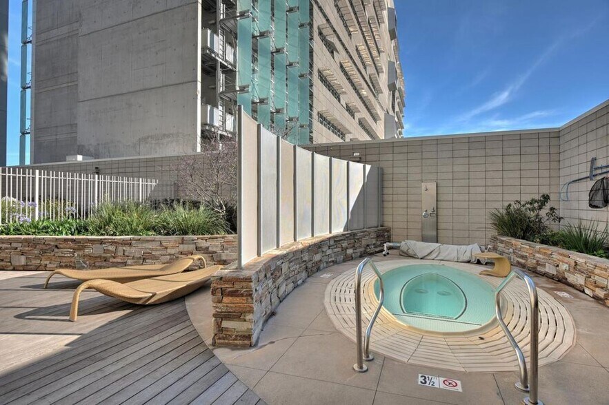 Hot tub - 1160 Mission St