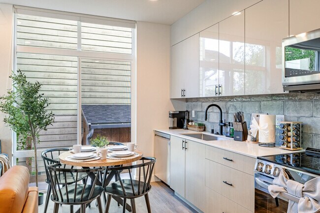 Building Photo - 1600 S Washington St