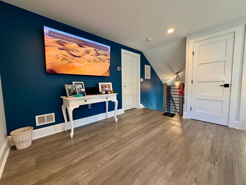 Building Photo - 502 12th Ave