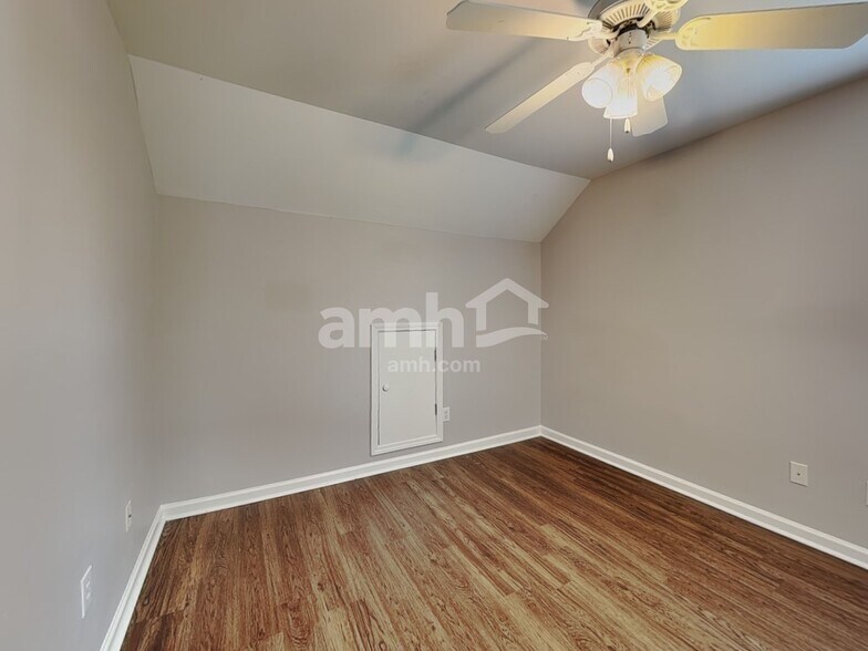 Building Photo - 321 Collinsworth Dr