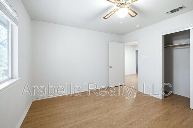 Building Photo - 832 Dimrock