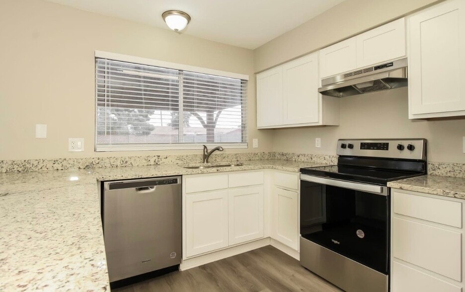 Building Photo - 5435 W Altadena Ave
