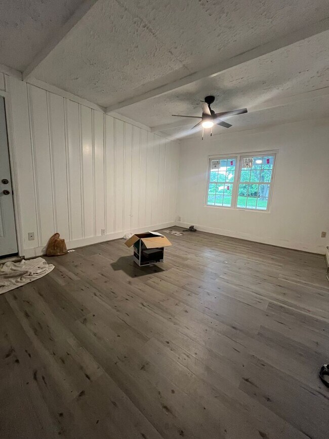 Building Photo - 4 bedroom Section 8 Approved Home