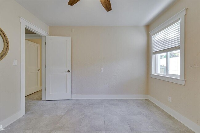 Building Photo - 553 72nd Ave