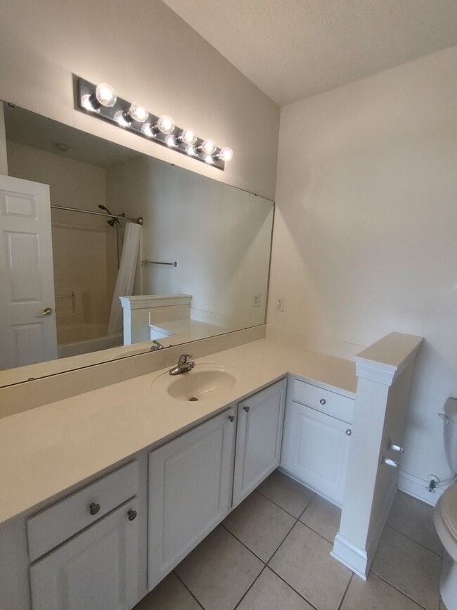 Building Photo - MOVE IN READY! 3rd Floor Condo with BEAUTIFUL Pond View! Central Location!