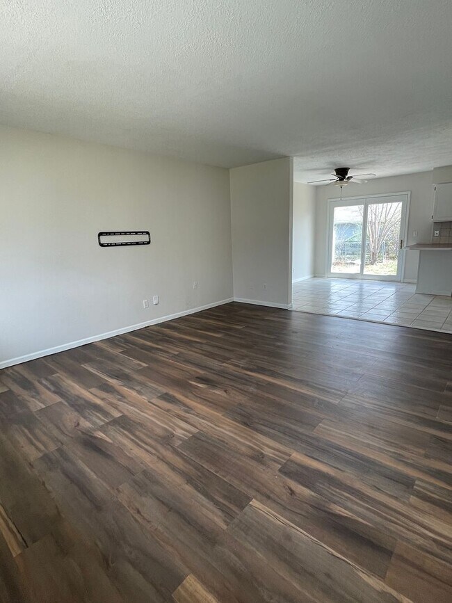 Building Photo - GREAT FAMILY HOME! FULLY FENCED YARD!