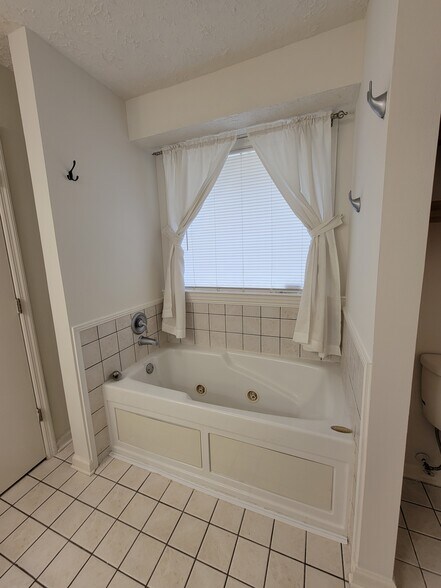 M-bath jacuzzi tub - 137 Marsh Edge Ln