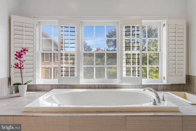 Building Photo - 7953 Turncrest Dr