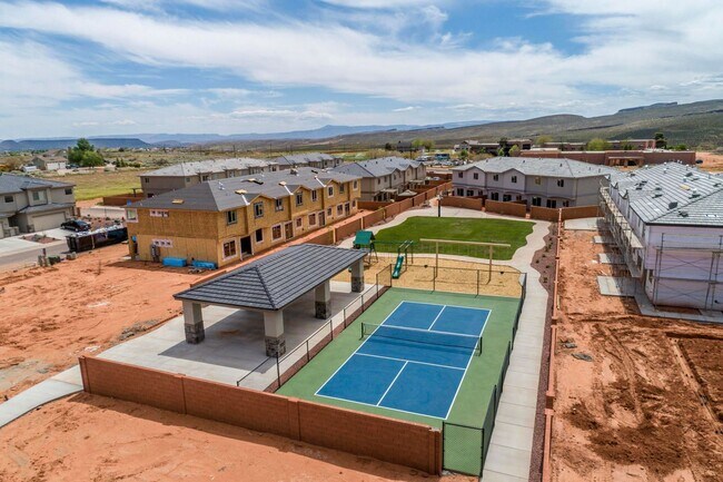 Building Photo - Newer- Red Mountain Vista Town Home,