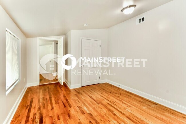 Building Photo - 3 Bedroom Pet-Friendly Home in Louisville, KY with Main Street Renewal