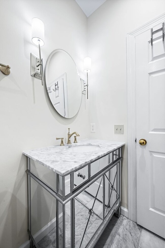 Building Photo - Awesome 3BE/2BA home in the heart of Green...