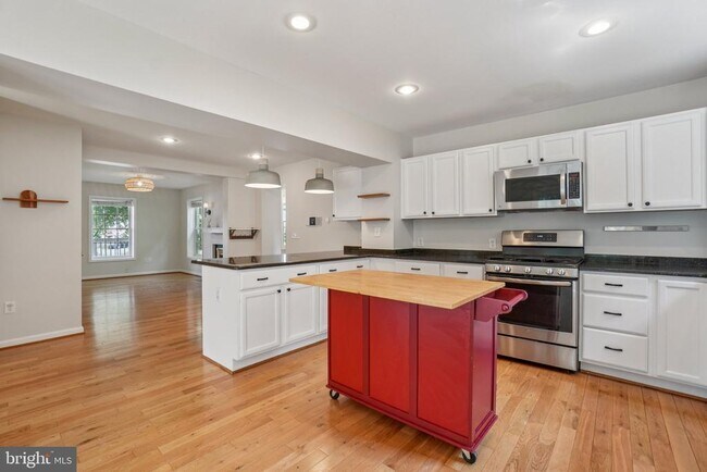 Building Photo - 7009 Hickory Hill Rd