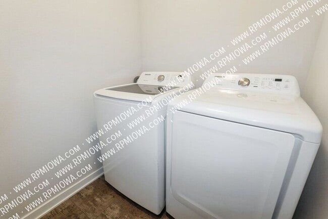 Building Photo - 16619 Oakwood Dr