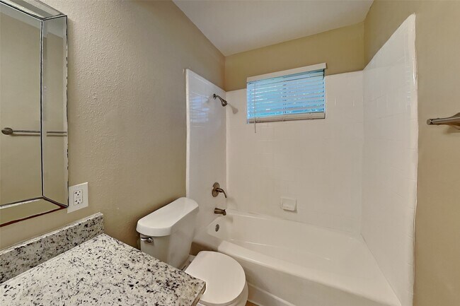 Building Photo - 3202 Vandyke Dr