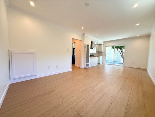 Building Photo - 2630 S Longwood Ave