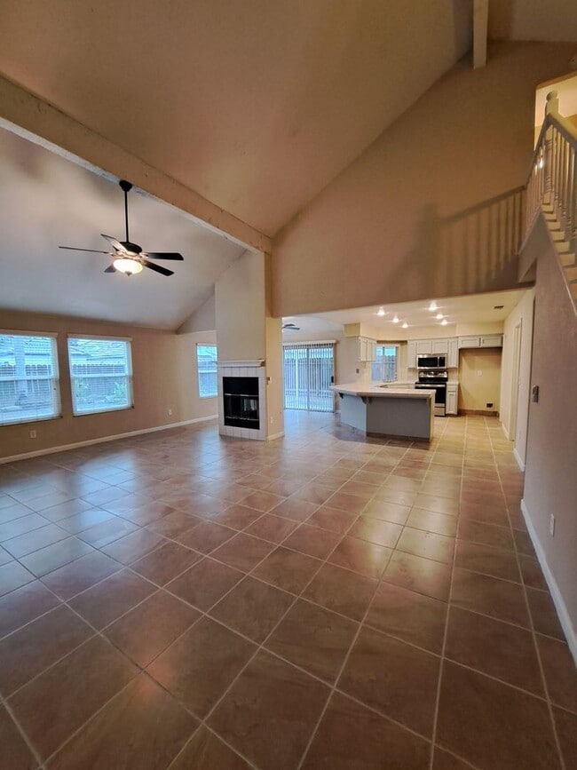 Building Photo - Stunning Large 4 Bedroom Home! Located Near Cedar & Nees!