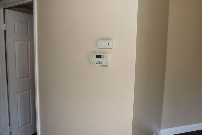 Building Photo - 4/2.5 two story home in the desirable community of West Heritage Village